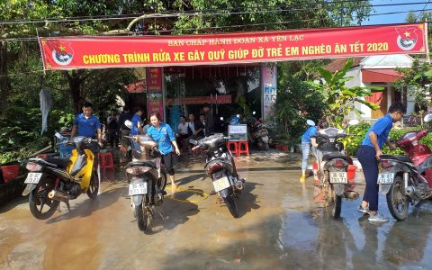 Đoàn xã Yên Lạc rửa xe gây quỹ giúp đỡ trẻ em nghèo ăn tết